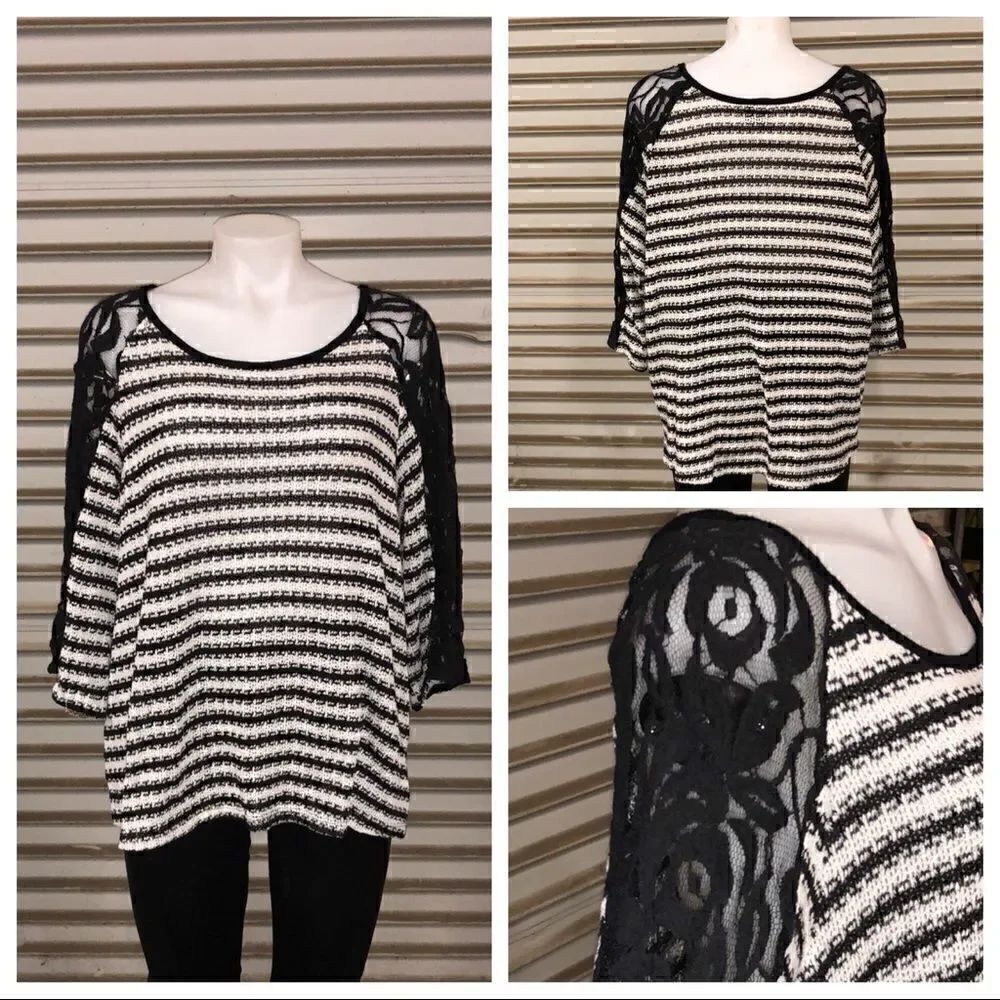 Wallpapher Flirty Blk & WT top with lace arm trim